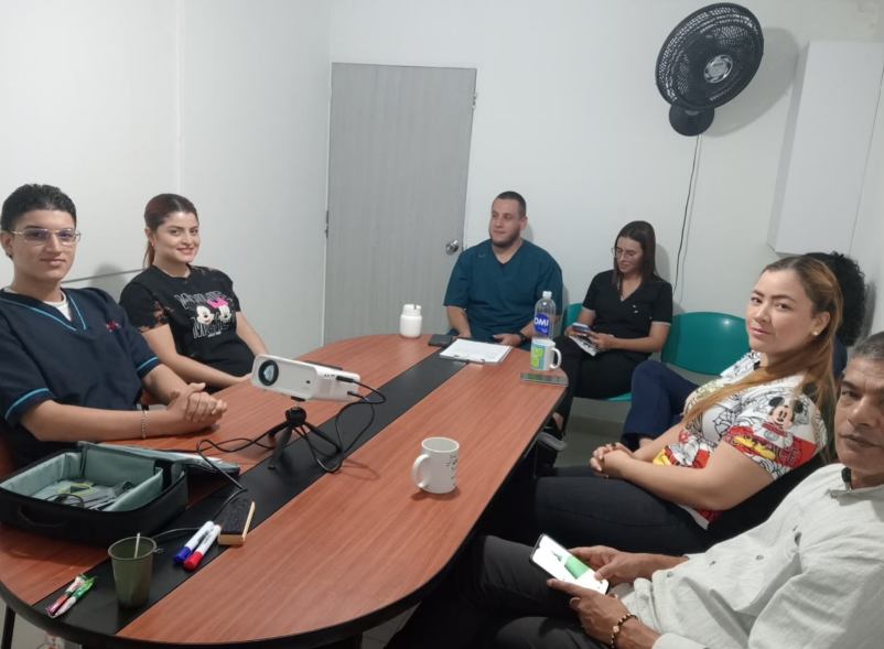 Equipo reunido en sala de trabajo durante una formación in company